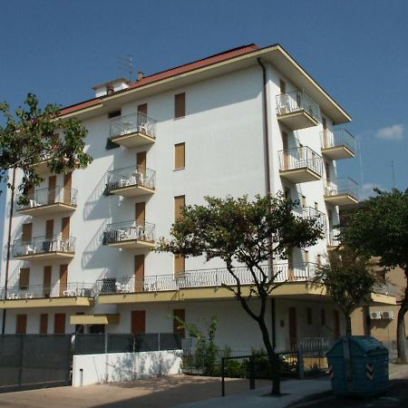 Condominio Michelangelo-Solo Per Famiglie- Walterigato Apartments Lido di Jesolo Exteriör bild