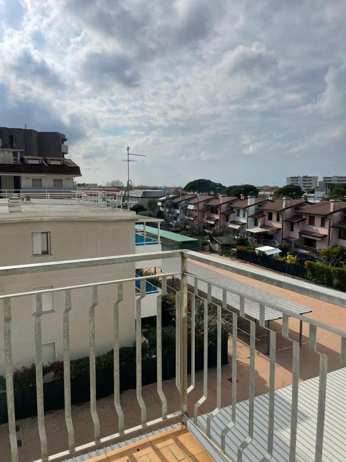 Condominio Michelangelo-Solo Per Famiglie- Walterigato Apartments Lido di Jesolo Exteriör bild