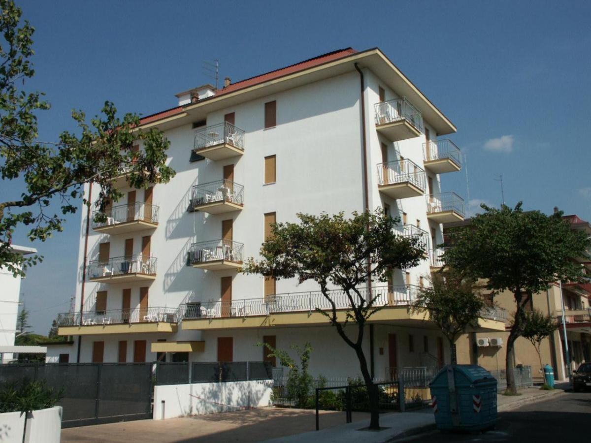 Condominio Michelangelo-Solo Per Famiglie- Walterigato Apartments Lido di Jesolo Exteriör bild