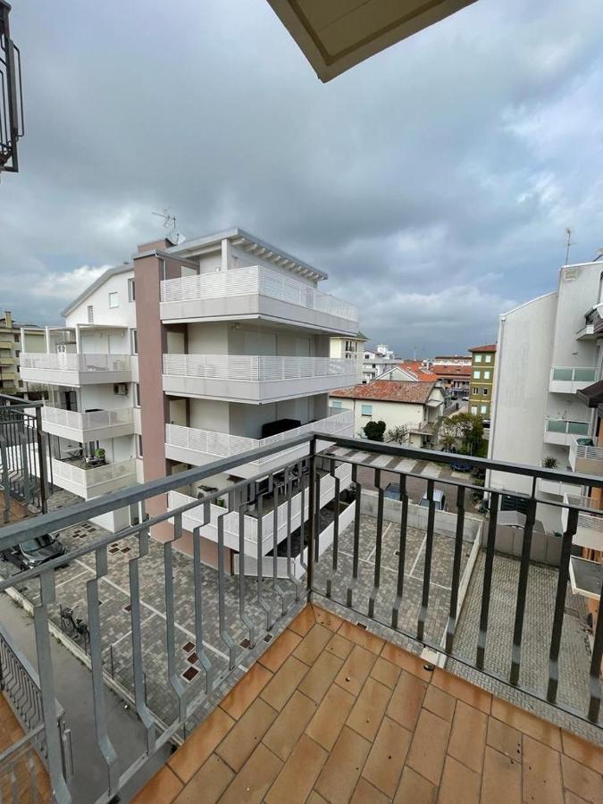 Condominio Michelangelo-Solo Per Famiglie- Walterigato Apartments Lido di Jesolo Exteriör bild