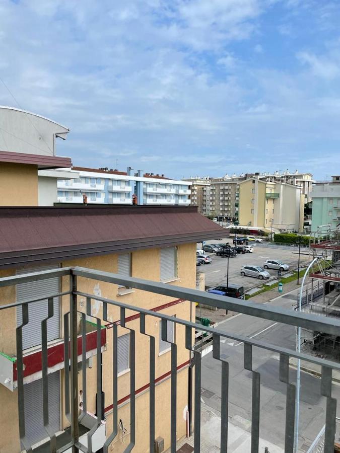 Condominio Michelangelo-Solo Per Famiglie- Walterigato Apartments Lido di Jesolo Exteriör bild